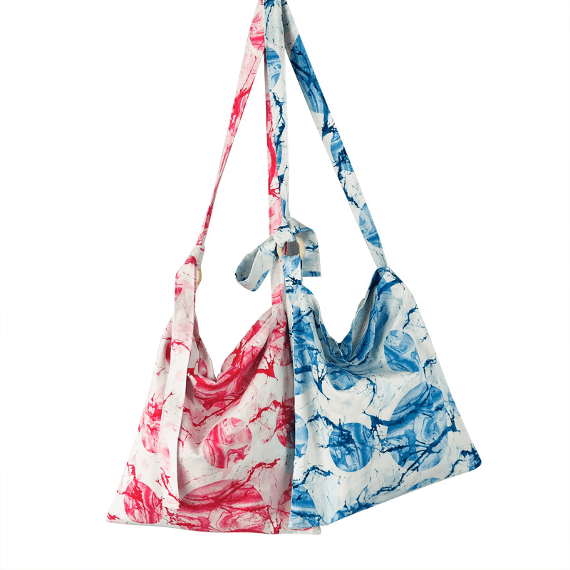 絞り染めの鞄は、ぼんやりとした流れるようなスタイルと自然な美しさを持っています
