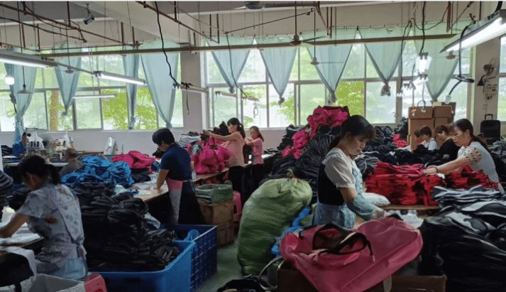 Fabrikarbeiter stellen Handtaschen her