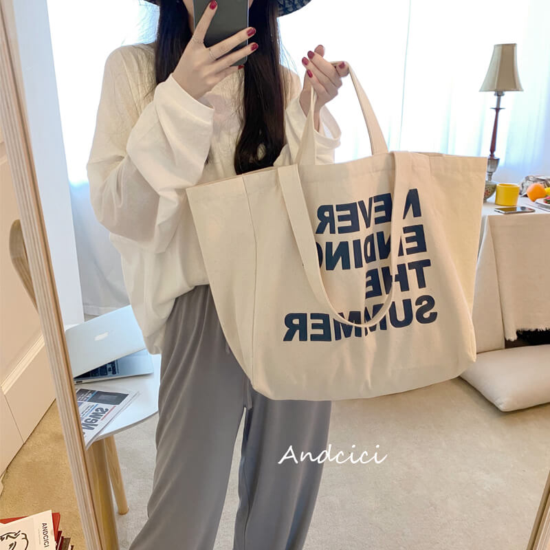 Casual and good-looking canvas bags are very fashionable