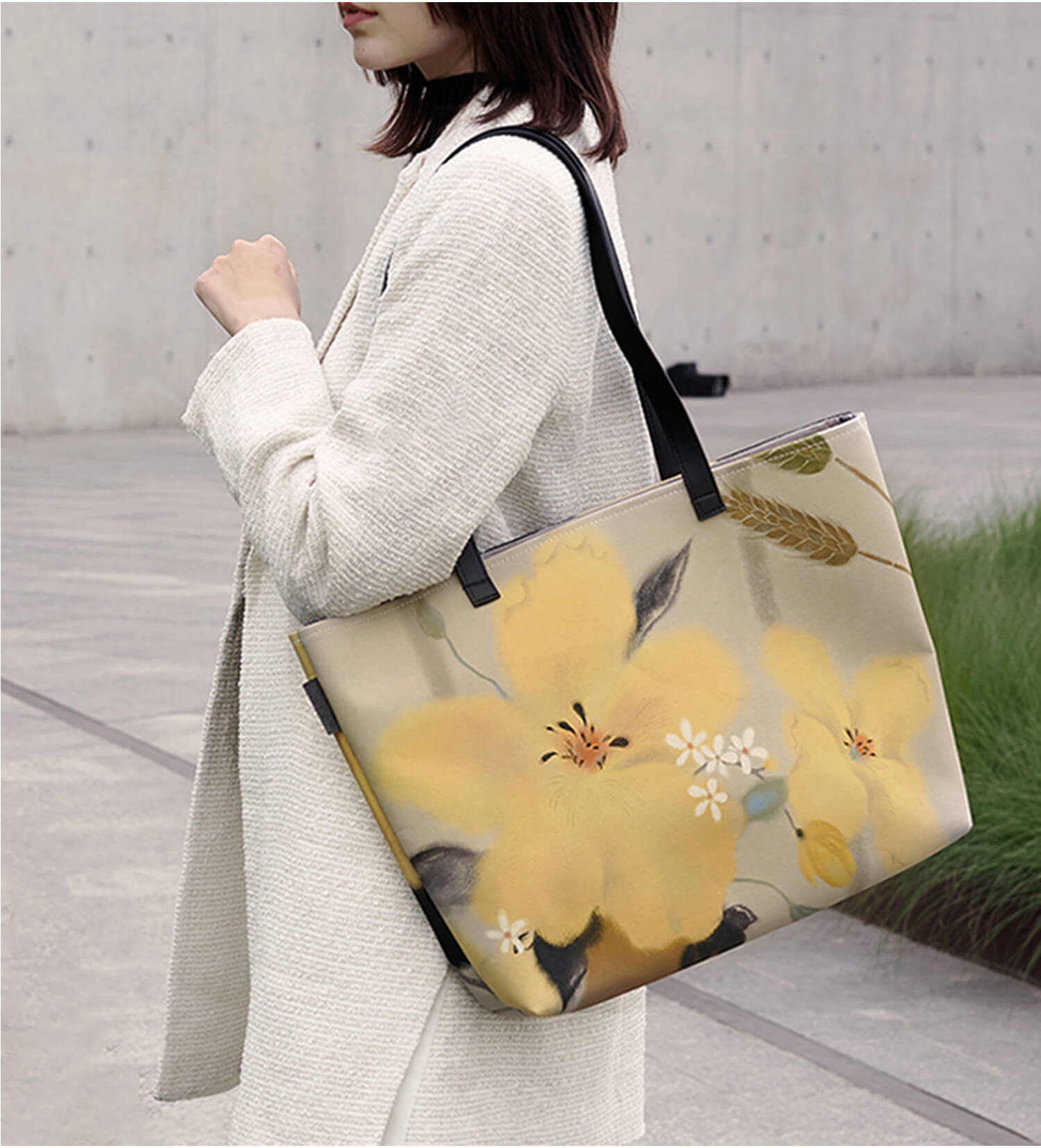 The model carried a digital printed canvas Commuter Bag