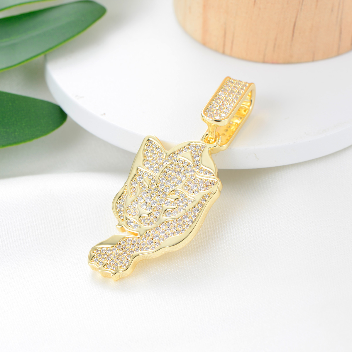 crawl leopard pendant