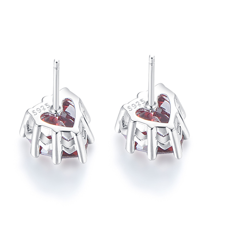 Jan. heart stud earrings