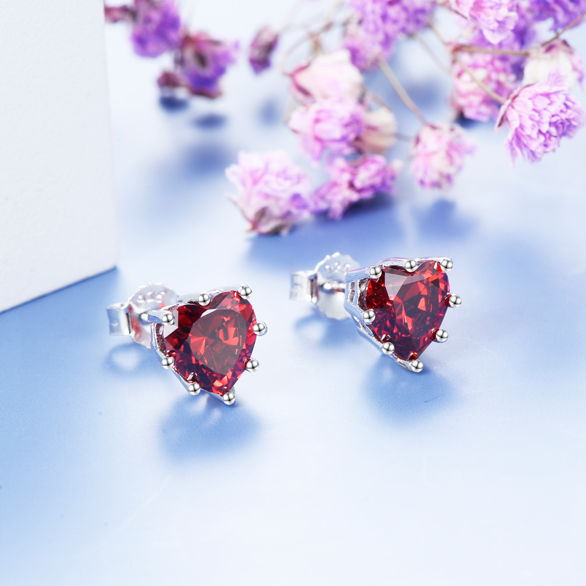 Jan. heart stud earrings