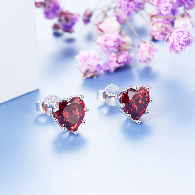 Jan. heart stud earrings