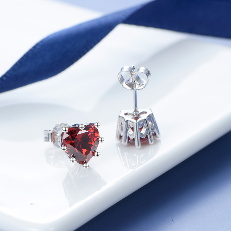Jan. heart stud earrings