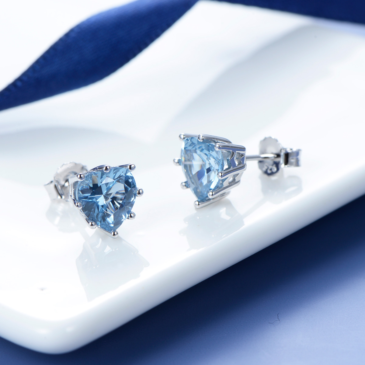 Jun. heart stud earrings