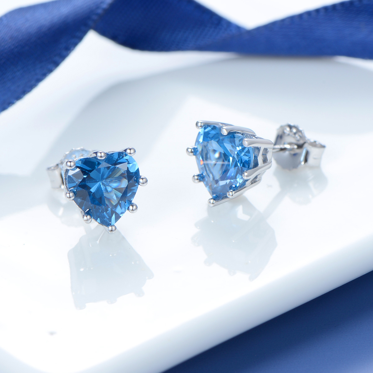 Mar. heart stud earrings