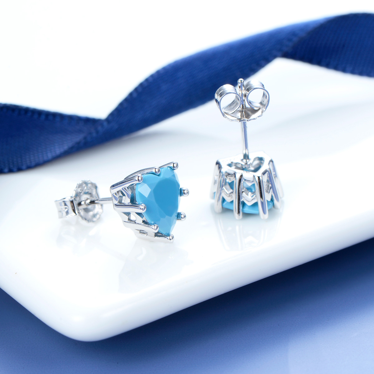 Dec. heart stud earrings