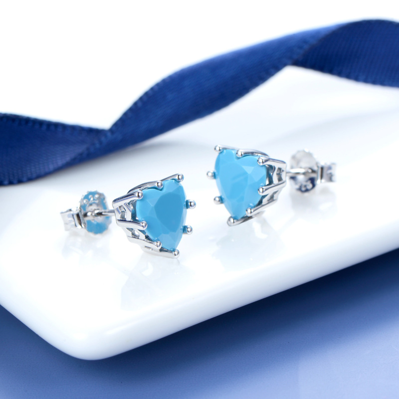 Dec. heart stud earrings