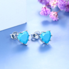Dec. heart stud earrings
