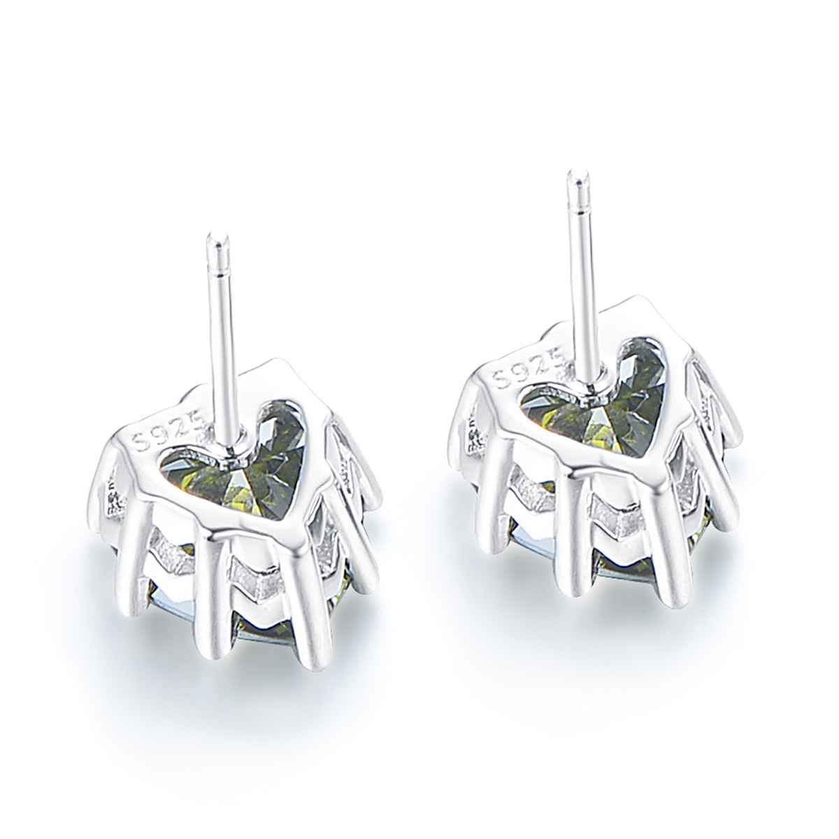 Aug. heart stud earrings