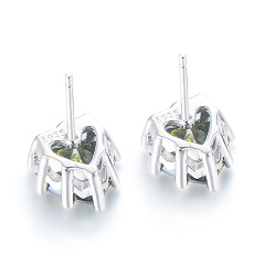 Aug. heart stud earrings
