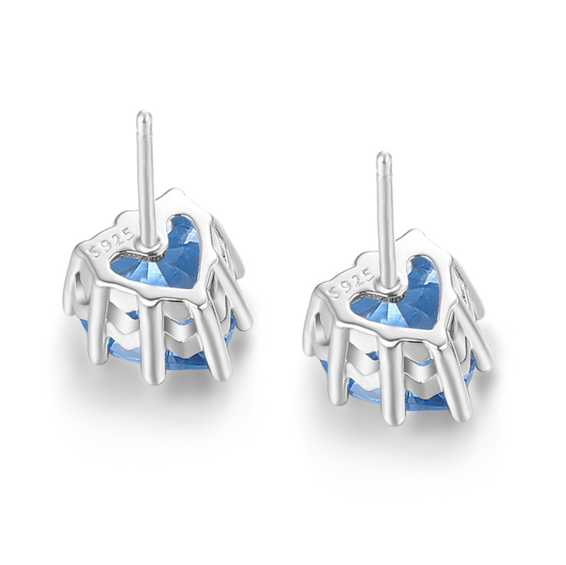 Mar. heart stud earrings