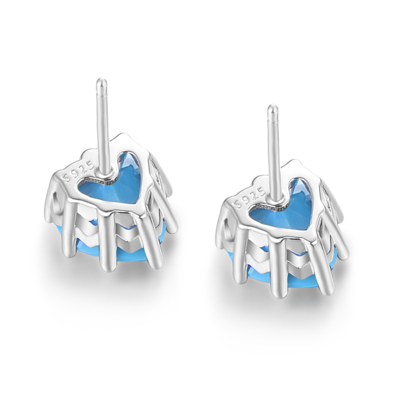 Dec. heart stud earrings