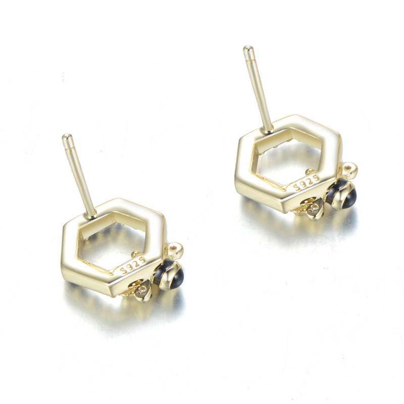 Lovely little bee studs earrings