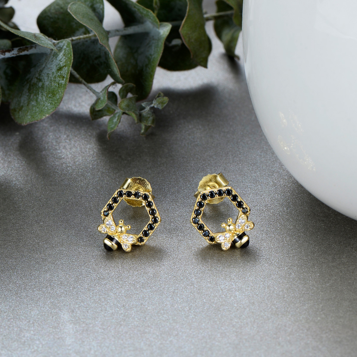 Lovely little bee studs earrings