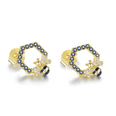 Lovely little bee studs earrings