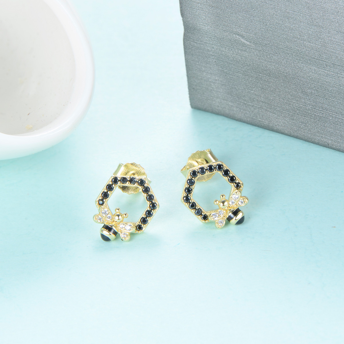 Lovely little bee studs earrings