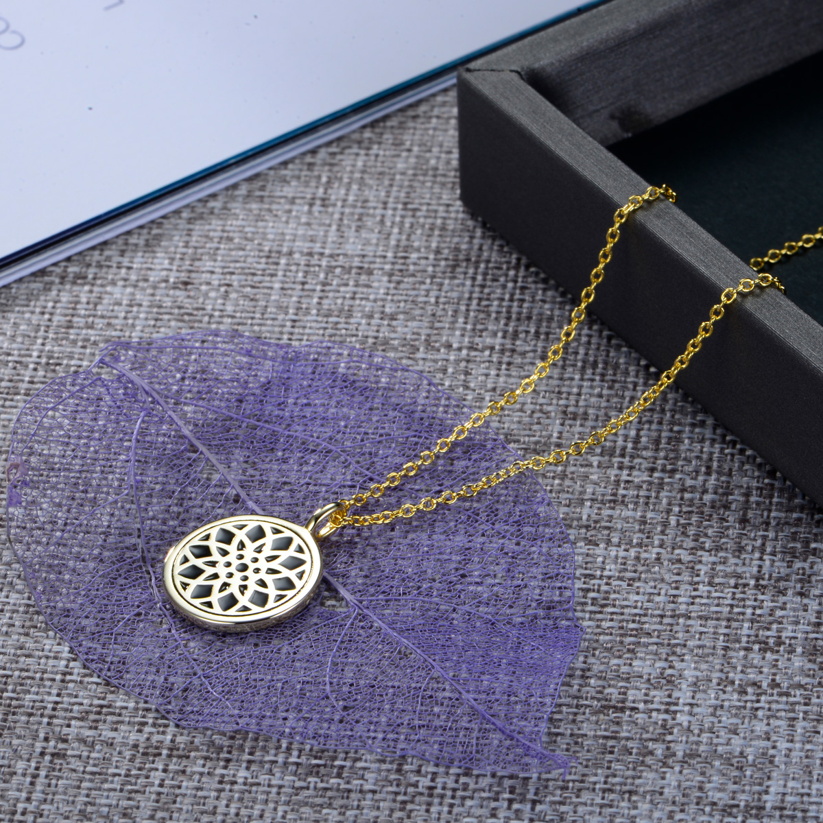 Geometric flower pendant necklace