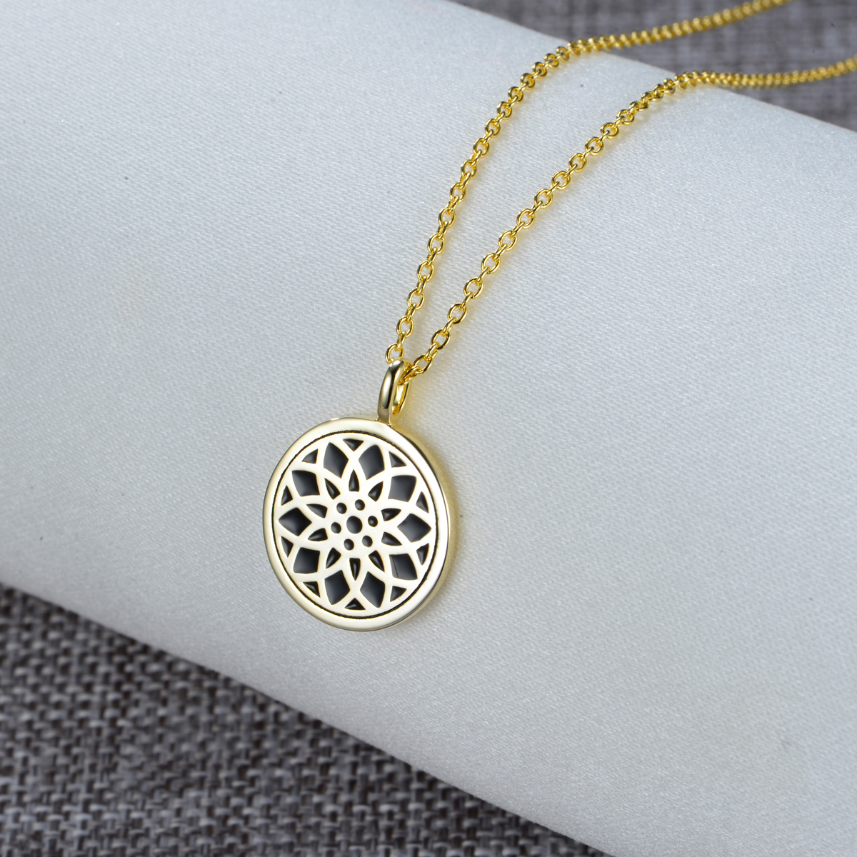 Geometric flower pendant necklace