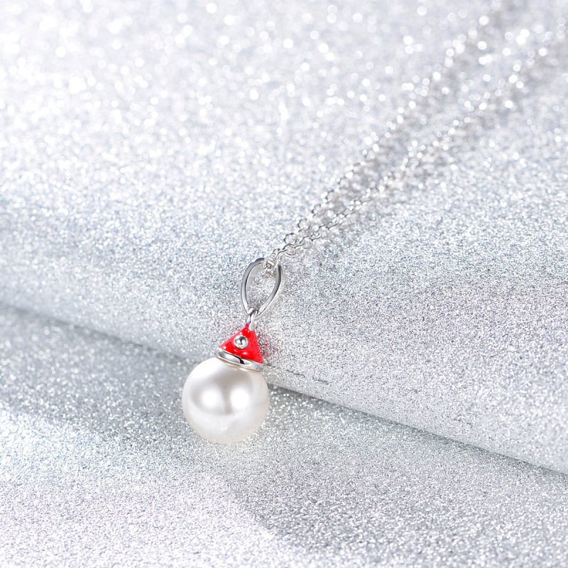 Pearl pendant necklace in Christmas hat