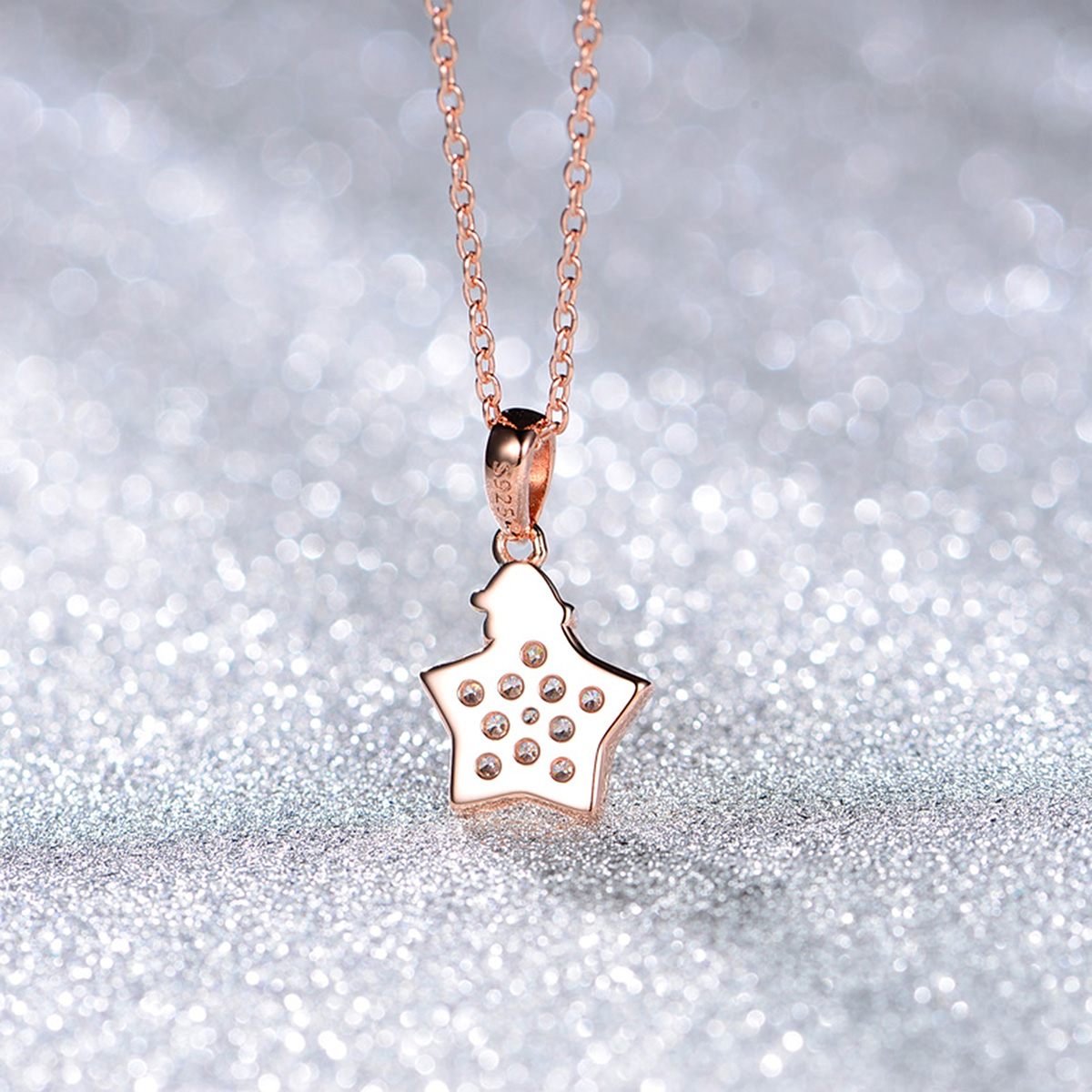The star pendant necklace in Christmas hat