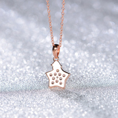 The star pendant necklace in Christmas hat