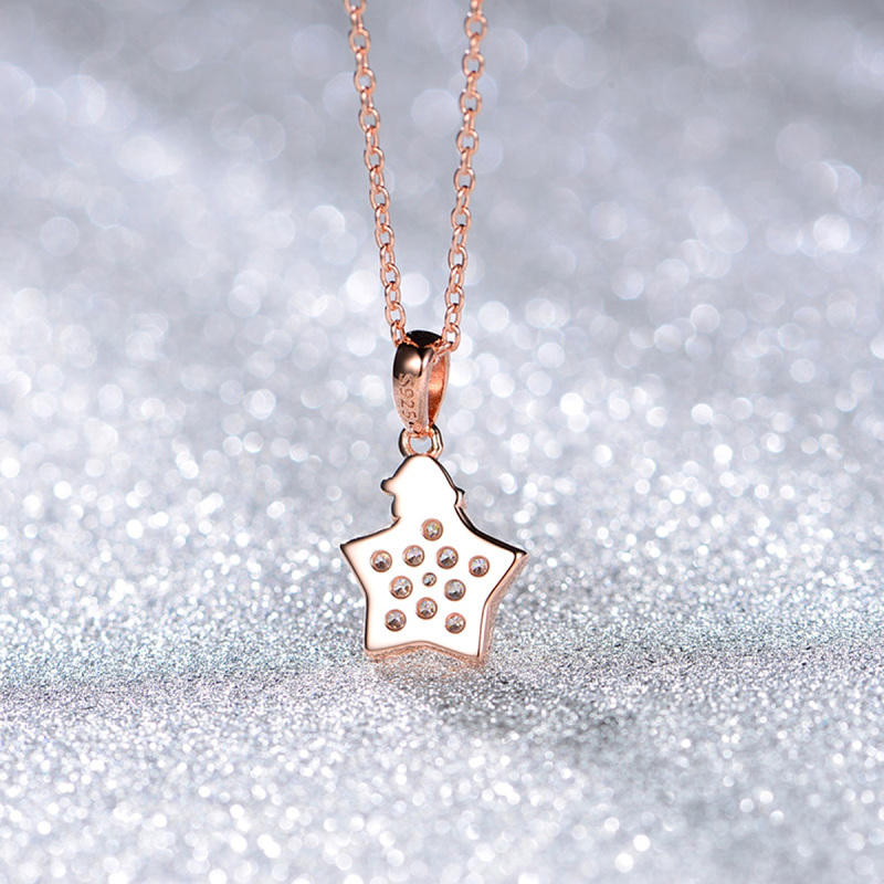 The star pendant necklace in Christmas hat