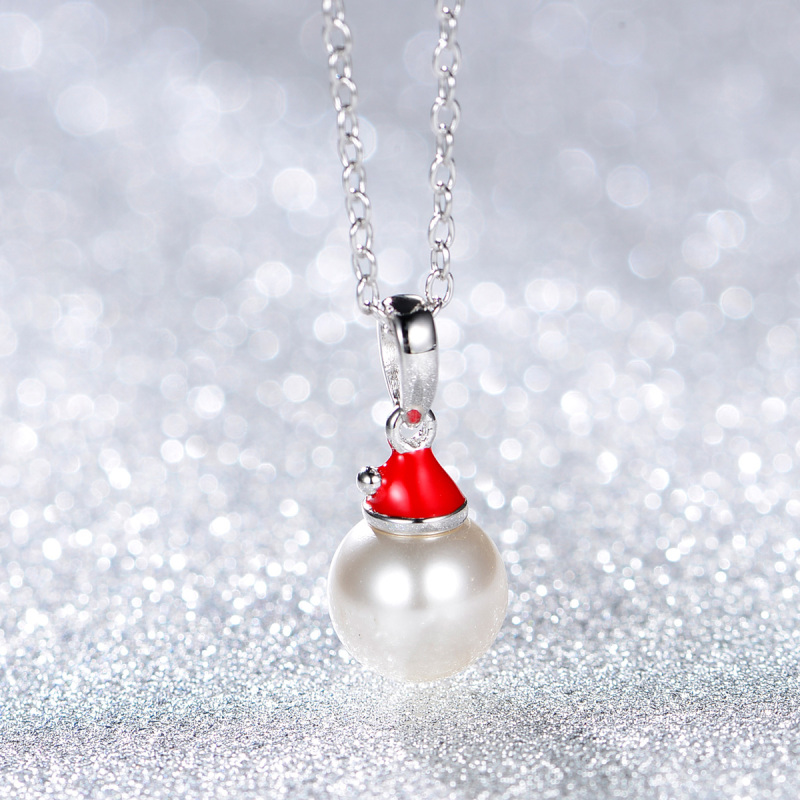 Pearl pendant necklace in Christmas hat