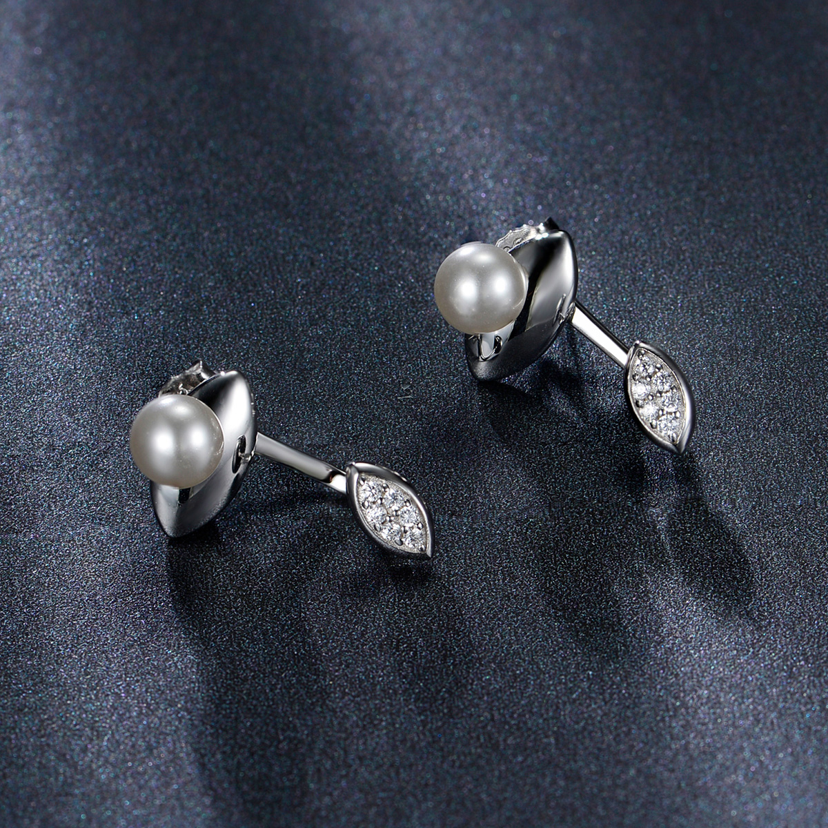 Pearl studs earrings
