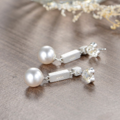 Pearl simple stud earrings