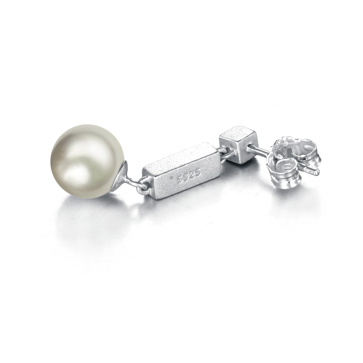 Pearl simple stud earrings