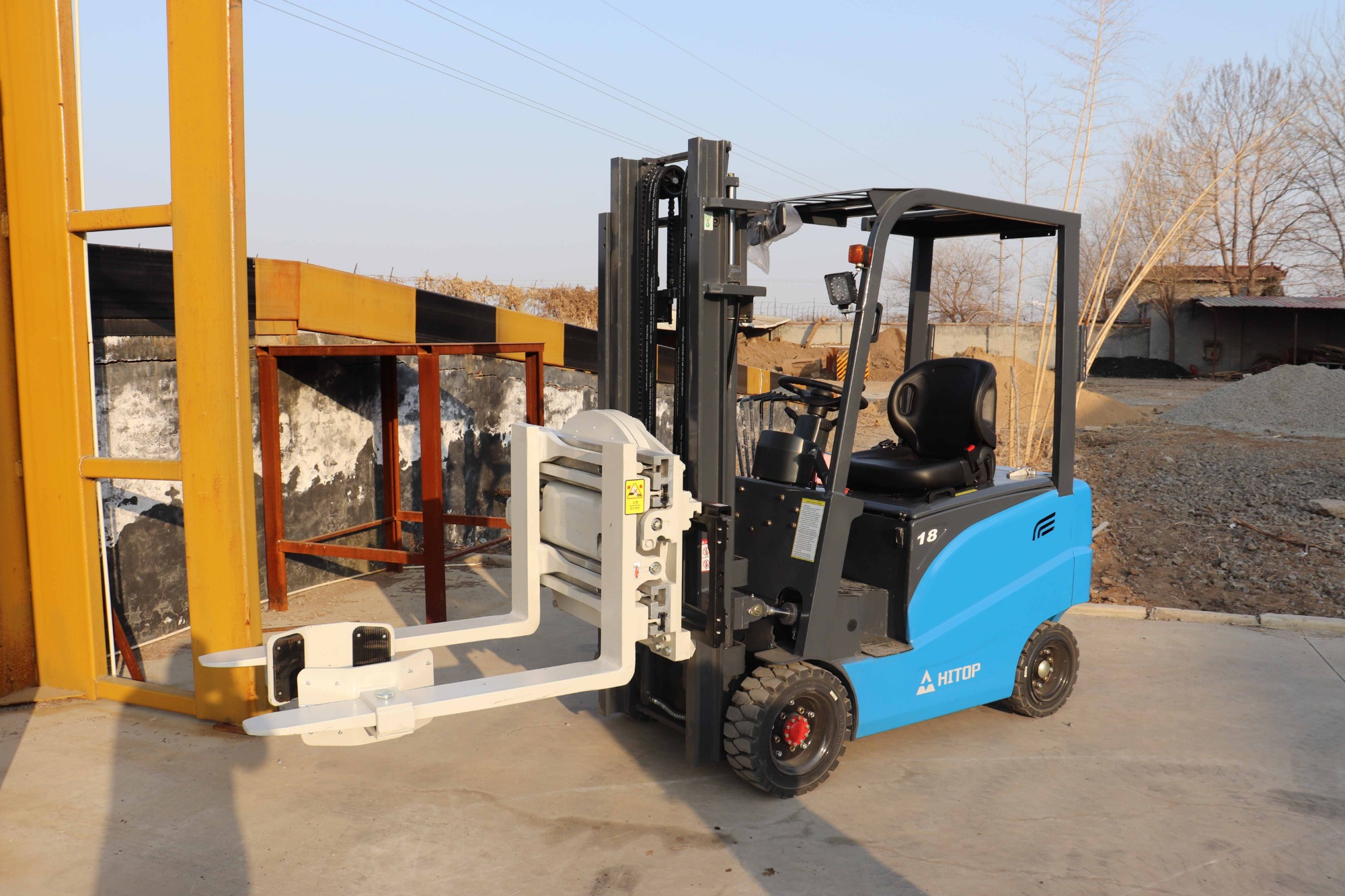 Multifunctional attachments for forklifts