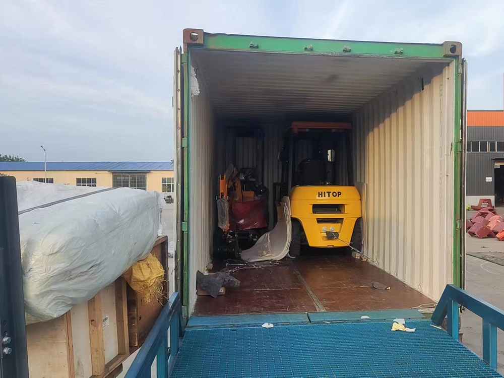 HITOP Diesel Forklifts CPCD30 and 1ton Mini Excavator Were Delivered to a client in UK