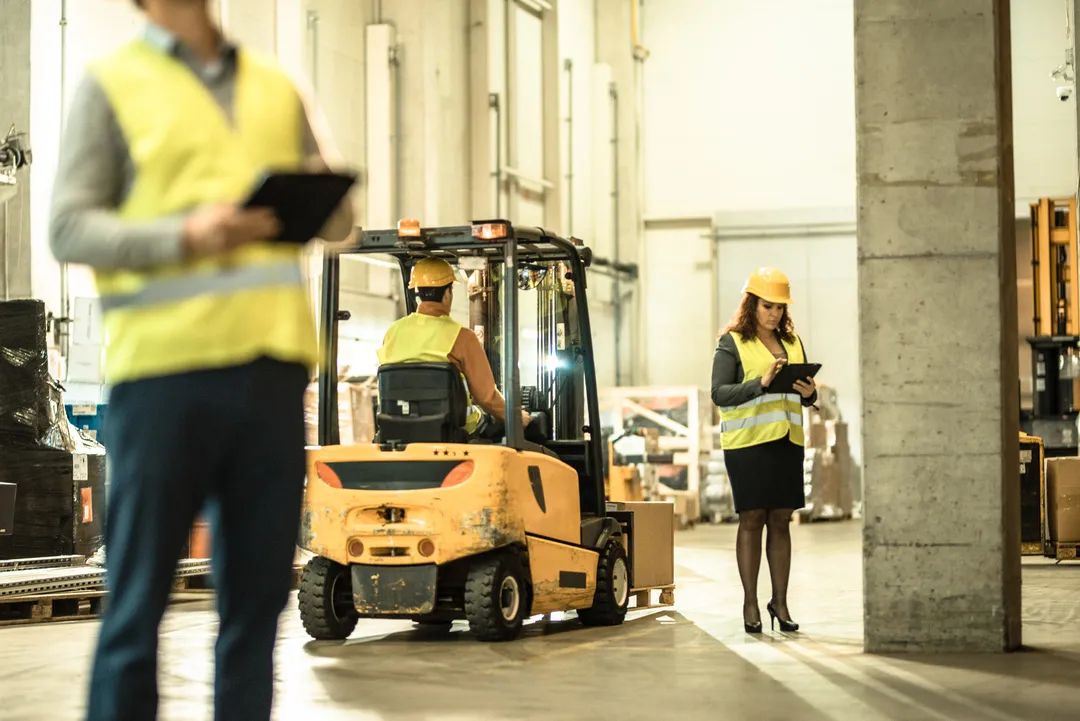 Forklift Capacity: Definition and How To Calculate It