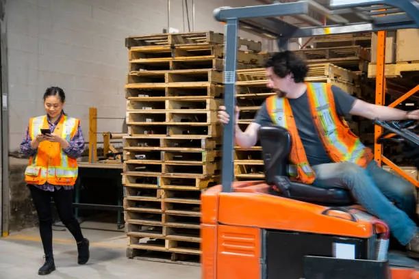 Comparison of Electric, Diesel, and Dual-Fuel Forklifts: Advantages, Disadvantages, and Applications