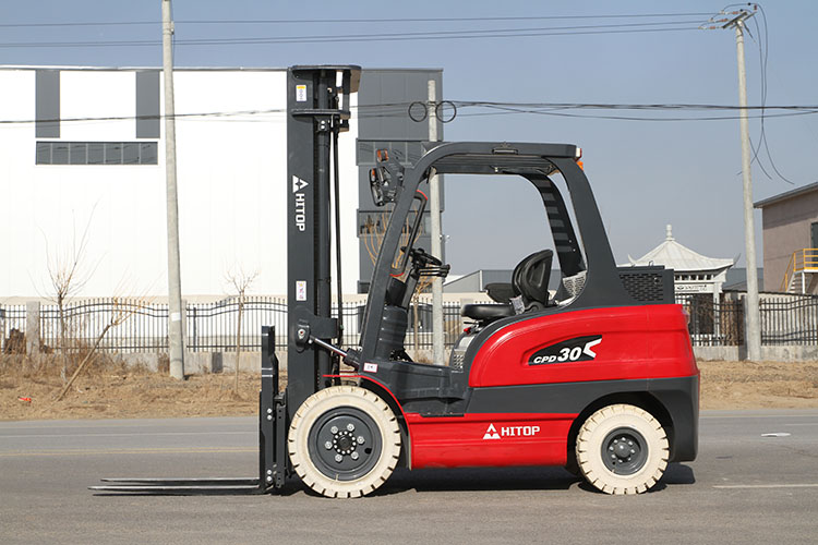 Our Local Agent Mr. Adel Delivers On-site Technical Support for Forklifts in Saudi Arabia