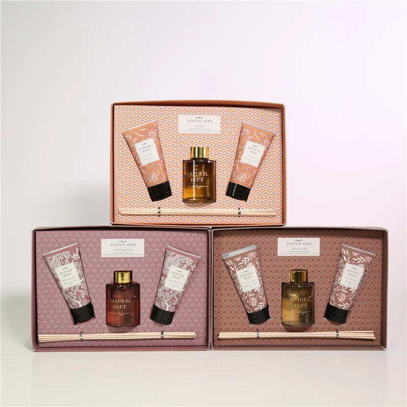 DESCRIPTION: 26.5X18.3X5.5CMH AROMA GIFT SET 1)D5X8CMH 60ML DECORATED GLASS DIFFUSER+6PCS 24CMH RATTAN 2)50ML HAND SANITIZER； 3）50ML SHOWER GEL COLOR/SCENT 1)DK.PURPLE/POMEGRANATE； 2)BROWN/SEYLON TEA；3)ORANGE/WOODS