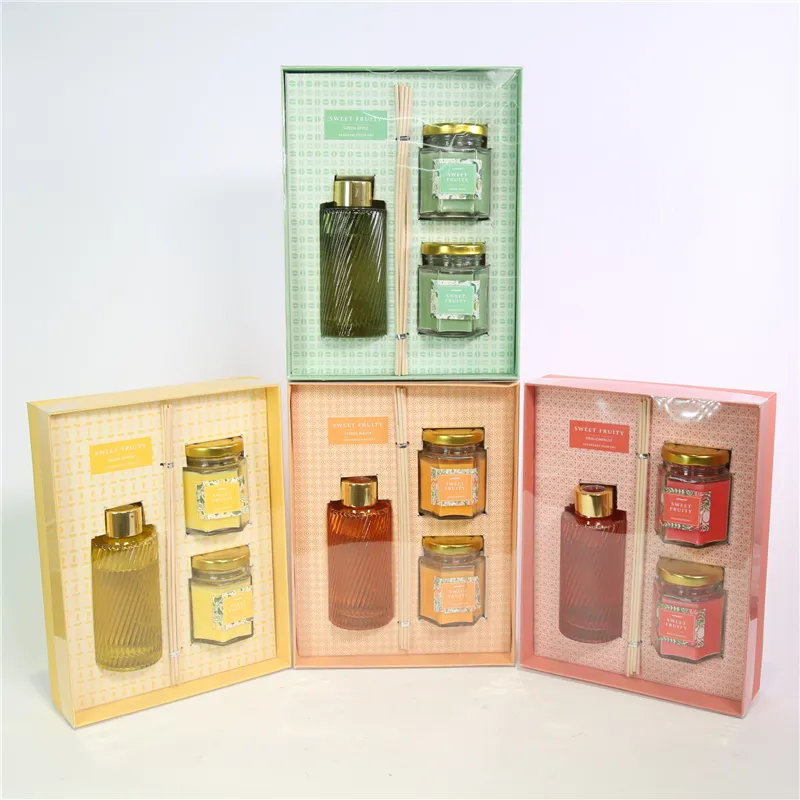DESCRIPTION: 18.2X5.3X23.5CMH AROMA GIFT SET 1)D5X12CMH 100ML DECORATED GLASS DIFFUSER+6PCS RATTAN 2)2PCS D5.5X7CMH SCENTED JAR CANDLE W/LID COLOR/SCENT 1)GREEN/GREEN APPLE；2)ORANGE/CITRUS WATER；3)YELLOW/FRESH LEMON；4)RED/DRAGONFRUITS
