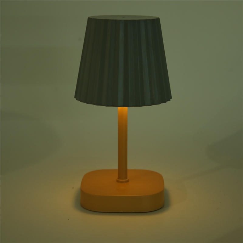 DESCRIPTION:
  D10.5X10.5X23CM  TABLE LAMP  3 COLORS