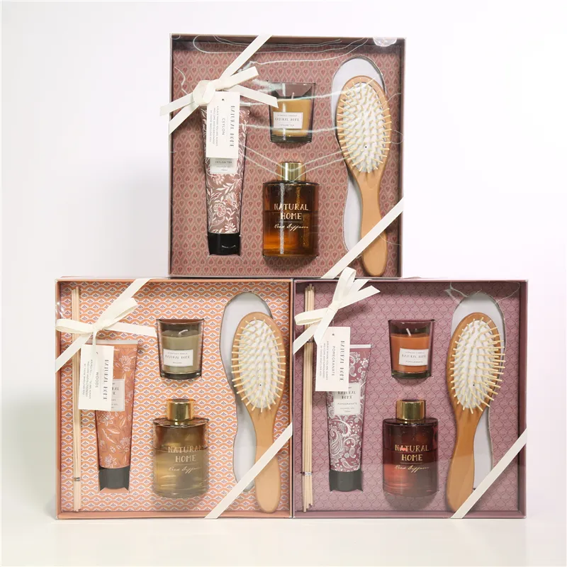DESCRIPTION: 25X25X6.1CMH AROMA GIFT SET 1)D6X9.5CMH 80ML DECORATED GLASS DIFFUSER+6PCS 24CMH RATTAN 2)1PCS D5X6CMH DECORATED SCENTED GLASS CANDLE 3)10ML SHOWER GEL 4)1PC COMB COLOR/SCENT 1)DK.PURPLE/POMEGRANATE； 2)BROWN/SEYLON TEA；3)ORANGE/WOODS