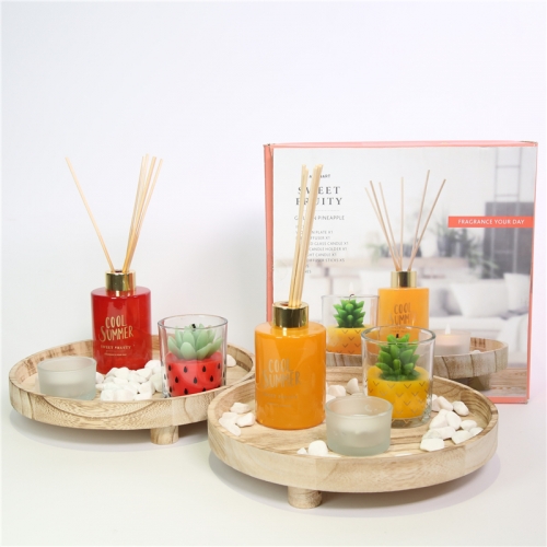 DESCRIPTION: 24.5X10X24.8CMH AROMA GIFT SET 1)D23.5X4.5CMH WOODEN PLATE 2)D6.2X7.5CMH DECORATED SCENTED GLASS CANDLE 3)D6X9.5CMH 80ML DECORATED GLASS DIFFUSER+6PCS RATTAN 4)D5.2X3.2CMH FROSTED WHITE TEALIGHT HOLDER+1PC D3.72CM TEALIGHT 5)100G WHITE