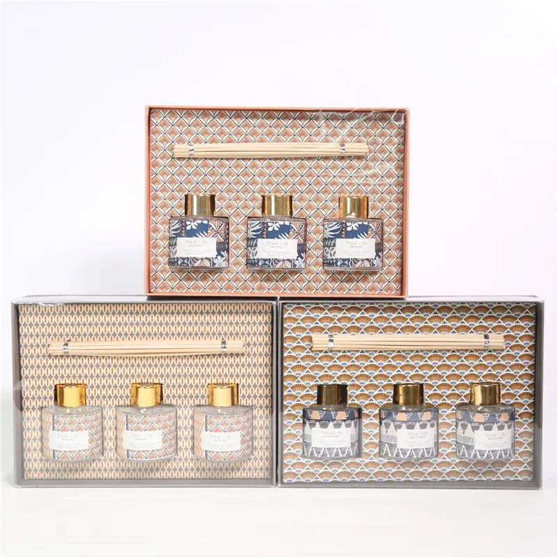 DESCRIPTION: 21.5X5.2X15.5CMH AROMA GIFT PACK  A. 3PCS D5.2X6CMH 30ML GLASS DIFFUSER  B. 12PCS RATTANS  SCENT:1)PATCHOULI；2)TEA WOOD；3)BLACK