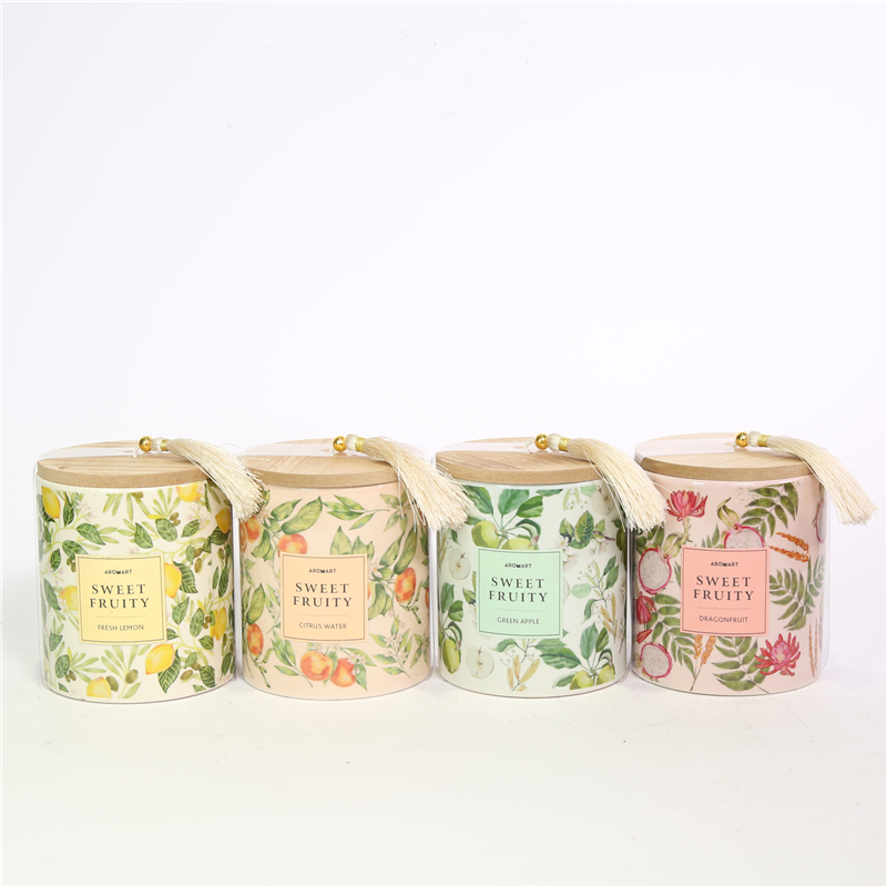 DESCRIPTION: D9X11.5CMH SCENTED DECORATED CERAMIC CANDLE W/WOODEN LID   COLOR/SCENT:1)GREEN/GREEN APPLE；2)ORANGE/CITRUS WATER；3)YELLOW/FRESH LEMON；4)RED/DRAGONFRUITS