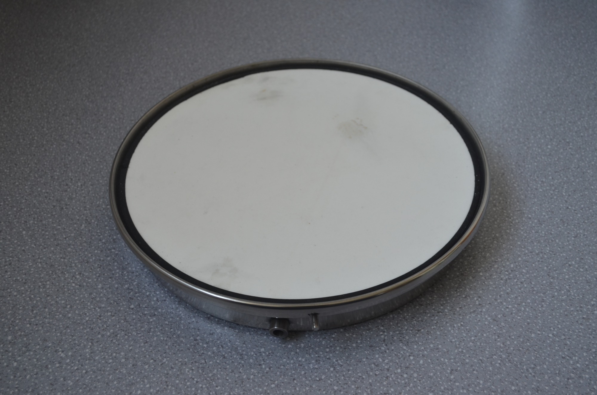 Fludized plate for stainless powder hopper