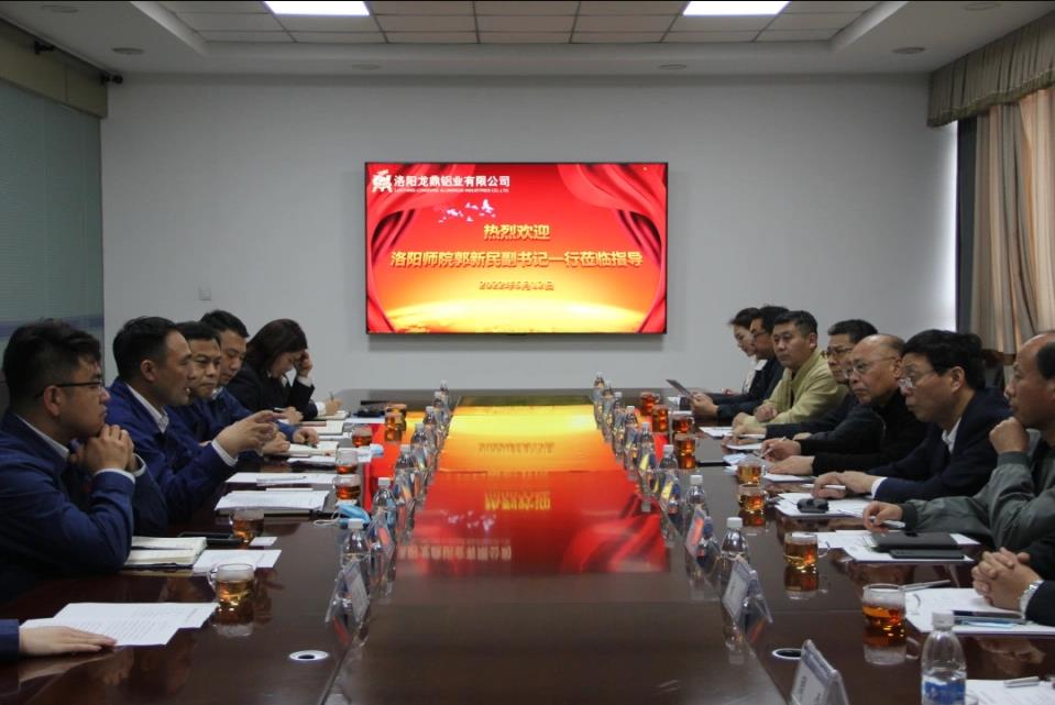 大学生就业创业及就业实习基地“双授牌”