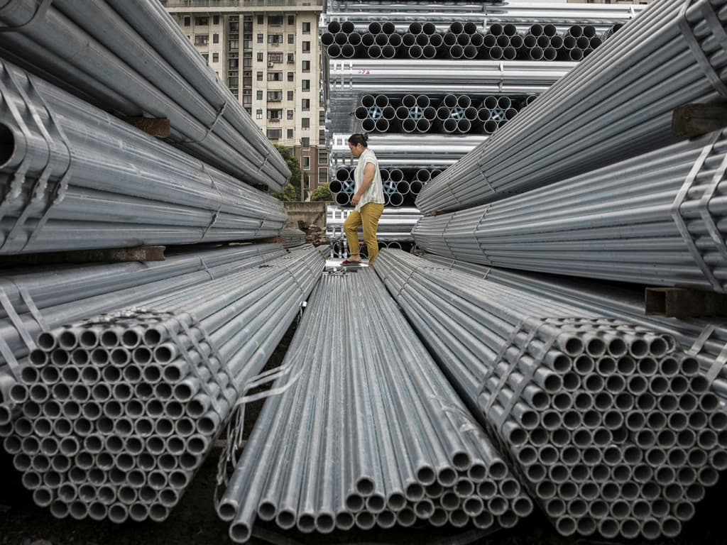 China steel futures range-bound on output curbs