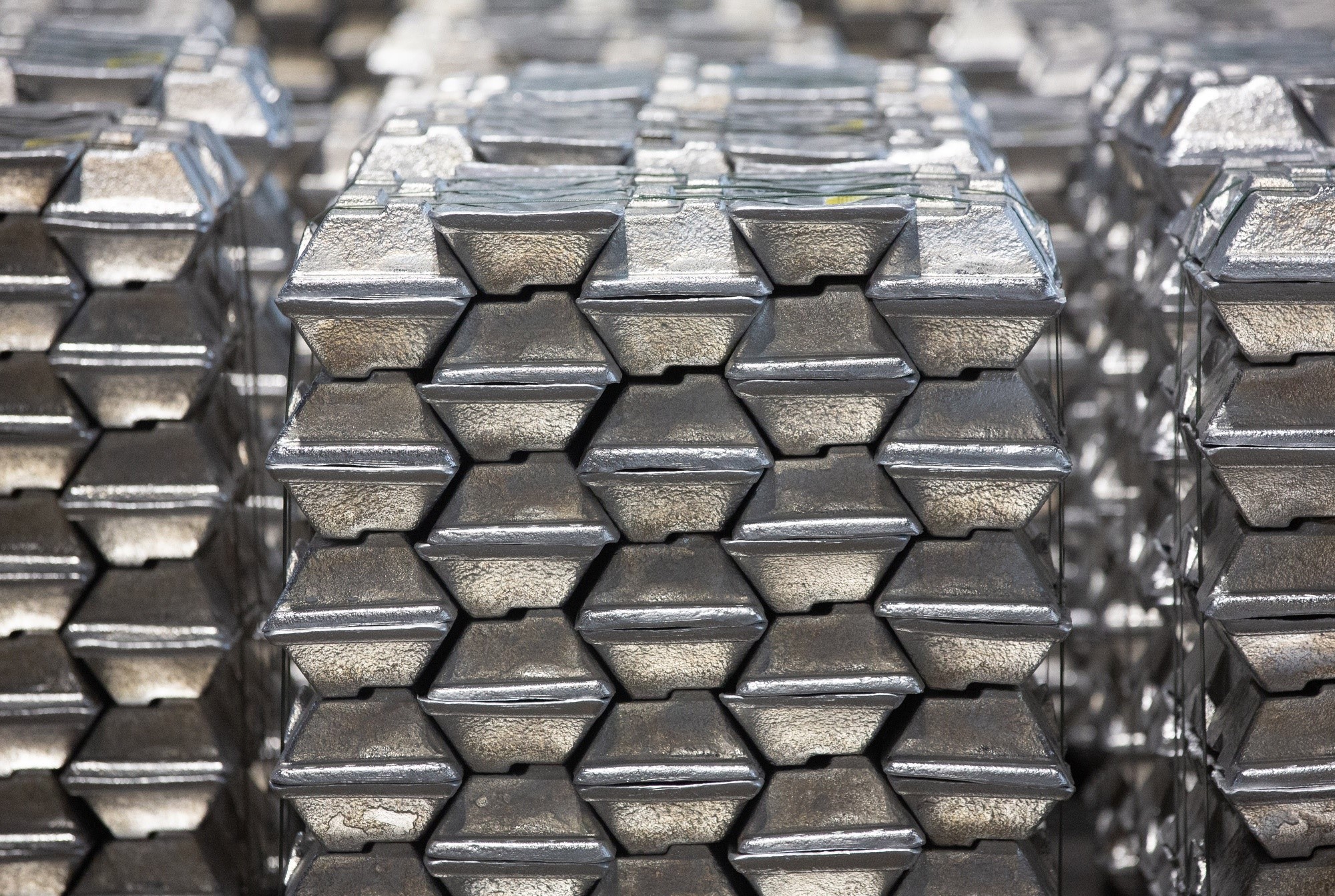 Russia's aluminium association warns price drops and sanctions may hurt the industry