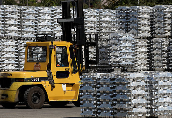 Volatility in China’s A00 aluminium market initiated the week with a dip in price by RMB170/t