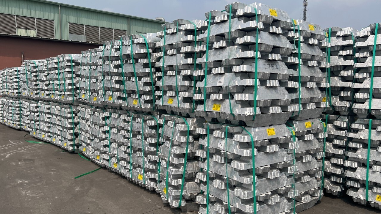 Aluminium prices diverge as LME gains, SHFE declines amid rising inventories